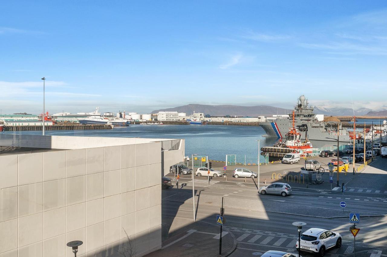 Modern Downtown Apartment - Harbour View Reykjavik Bagian luar foto
