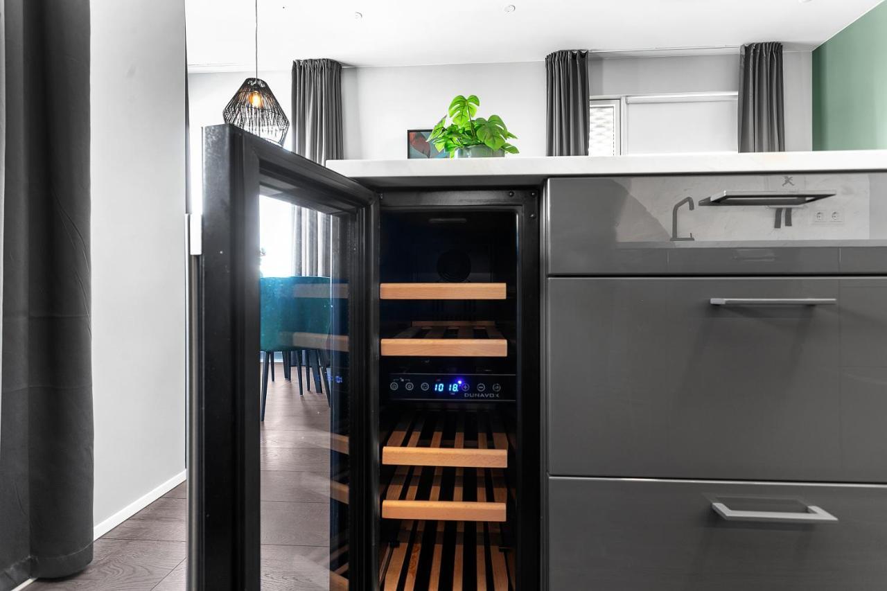 Modern Downtown Apartment - Harbour View Reykjavik Bagian luar foto