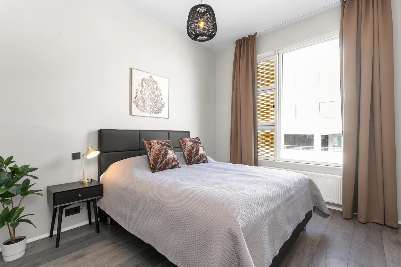 Modern Downtown Apartment - Harbour View Reykjavik Bagian luar foto